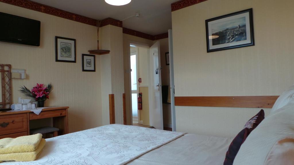 Inishmore House Galway Room photo